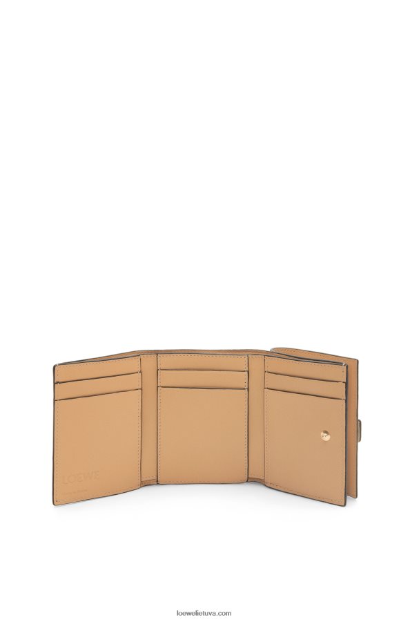 Loewe moterys Trisluoksnė piniginė iš minkštos grūdėtos veršio odos sviestas/blyški citrina BZ26XN1285