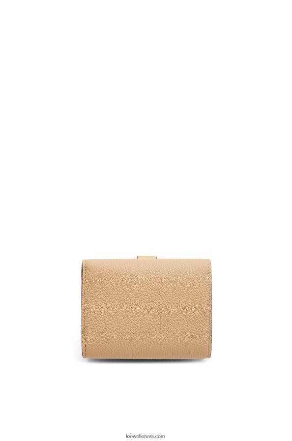 Loewe moterys Trisluoksnė piniginė iš minkštos grūdėtos veršio odos sviestas/blyški citrina BZ26XN1285