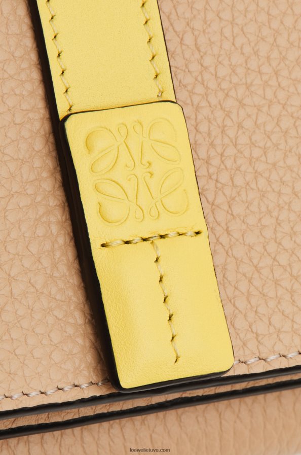 Loewe moterys Trisluoksnė piniginė iš minkštos grūdėtos veršio odos sviestas/blyški citrina BZ26XN1285