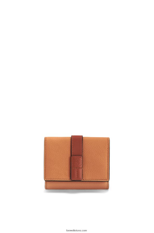 Loewe moterys Trisluoksnė piniginė iš minkštos grūdėtos veršio odos šviesi karamelė/pekano BZ26XN1316
