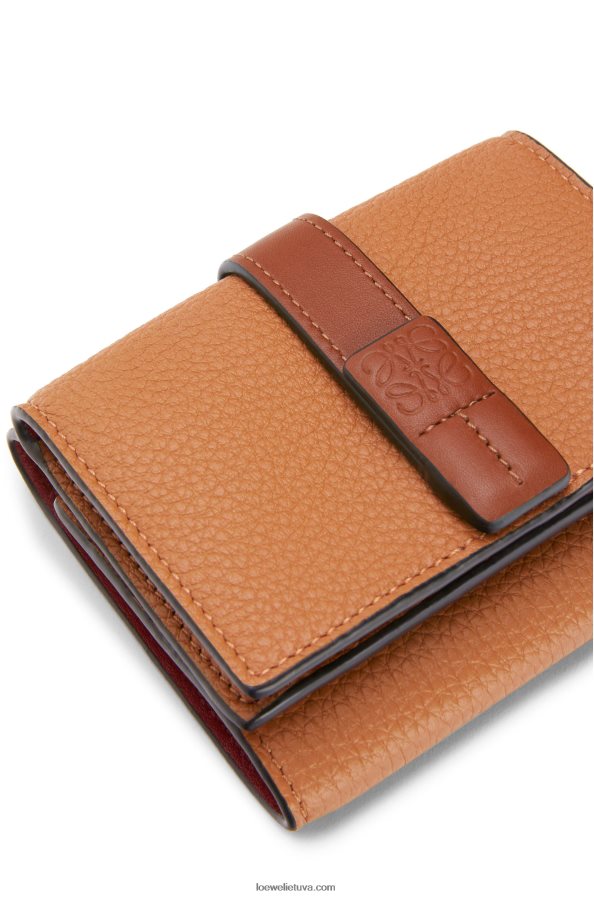 Loewe moterys Trisluoksnė piniginė iš minkštos grūdėtos veršio odos šviesi karamelė/pekano BZ26XN1316