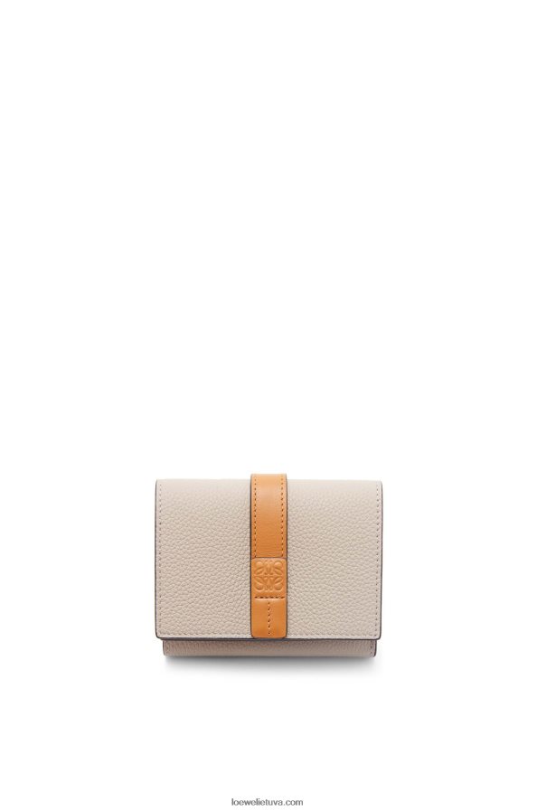 Loewe moterys Trisluoksnė piniginė iš minkštos grūdėtos veršio odos šviesios avižos/medus BZ26XN1219