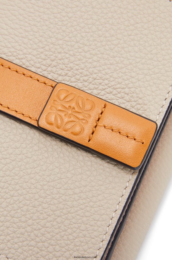 Loewe moterys Trisluoksnė piniginė iš minkštos grūdėtos veršio odos šviesios avižos/medus BZ26XN1219