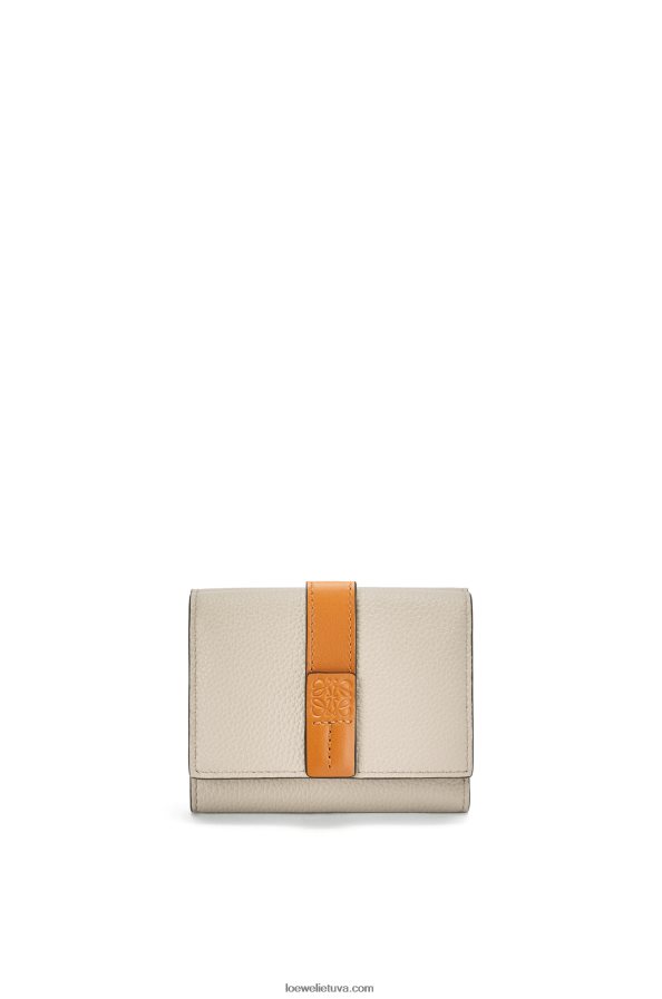 Loewe moterys Trisluoksnė piniginė iš minkštos grūdėtos veršio odos šviesios avižos/medus BZ26XN1315