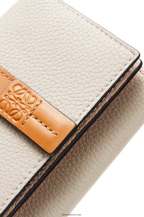 Loewe moterys Trisluoksnė piniginė iš minkštos grūdėtos veršio odos šviesios avižos/medus BZ26XN1315