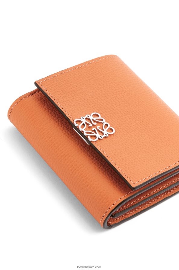 Loewe moterys anagram kompaktiška atvartu piniginė iš akmenukų grūdėtos veršienos koralinis rifas BZ26XN1307