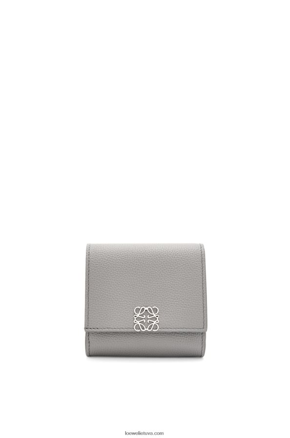 Loewe moterys anagram kompaktiška atvartu piniginė iš akmenukų grūdėtos veršienos perlų pilka BZ26XN1207