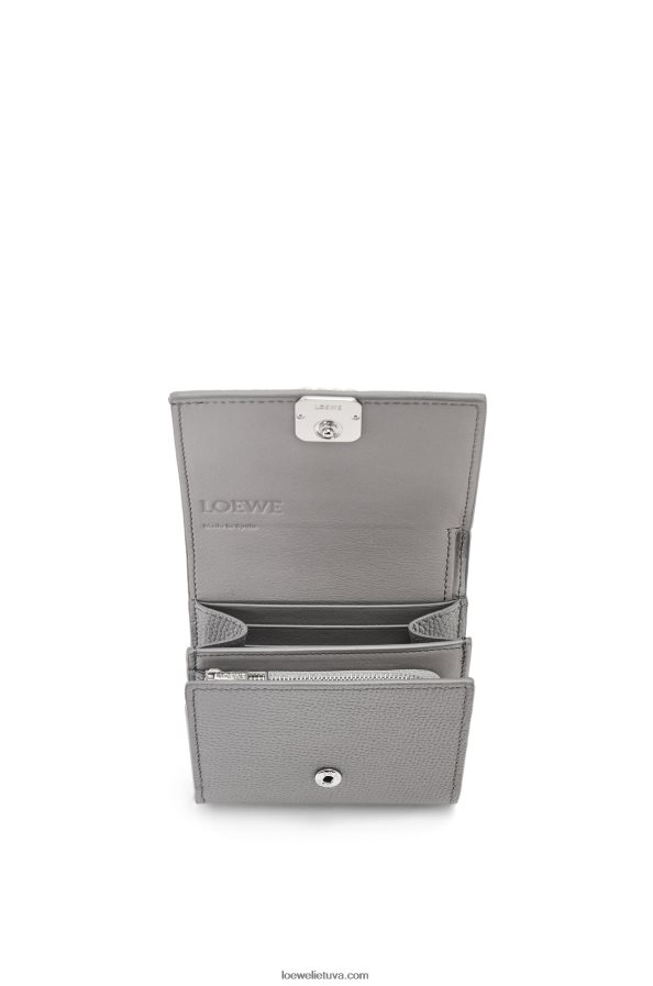 Loewe moterys anagram kompaktiška atvartu piniginė iš akmenukų grūdėtos veršienos perlų pilka BZ26XN1207