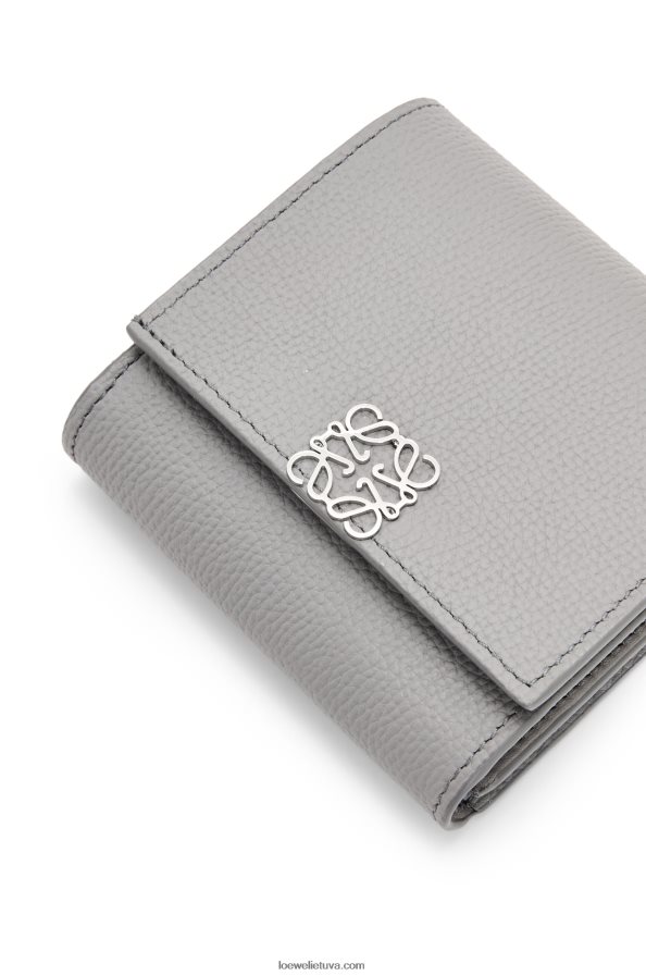 Loewe moterys anagram kompaktiška atvartu piniginė iš akmenukų grūdėtos veršienos perlų pilka BZ26XN1207