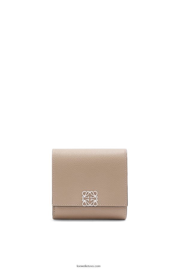 Loewe moterys anagram kompaktiška atvartu piniginė iš akmenukų grūdėtos veršienos smėlis BZ26XN1215