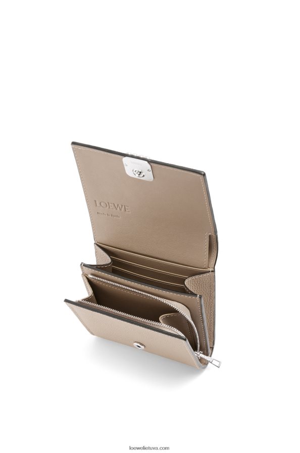 Loewe moterys anagram kompaktiška atvartu piniginė iš akmenukų grūdėtos veršienos smėlis BZ26XN1215