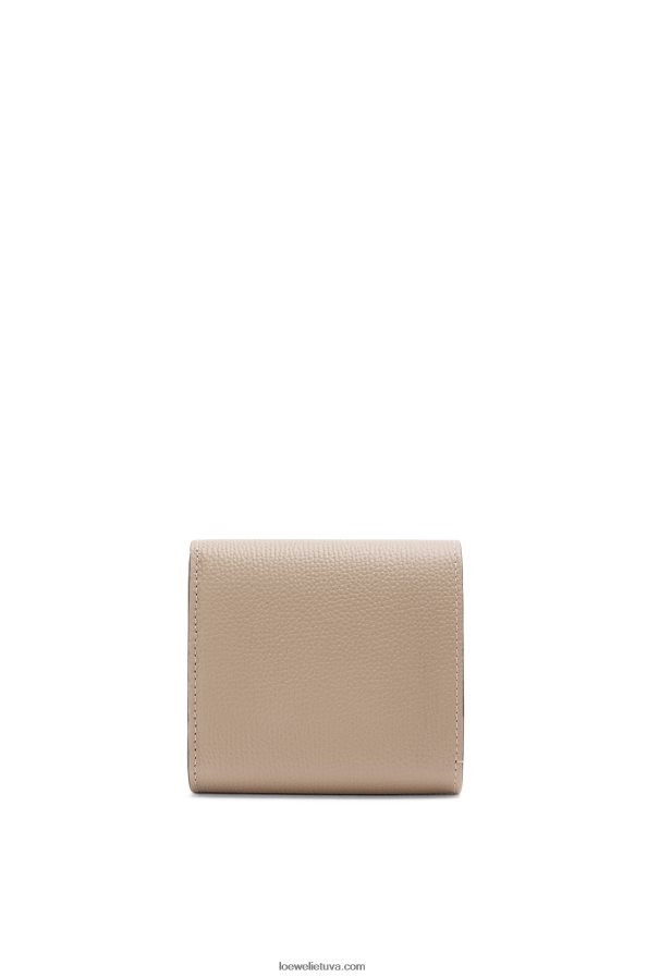 Loewe moterys anagram kompaktiška atvartu piniginė iš akmenukų grūdėtos veršienos smėlis BZ26XN1215