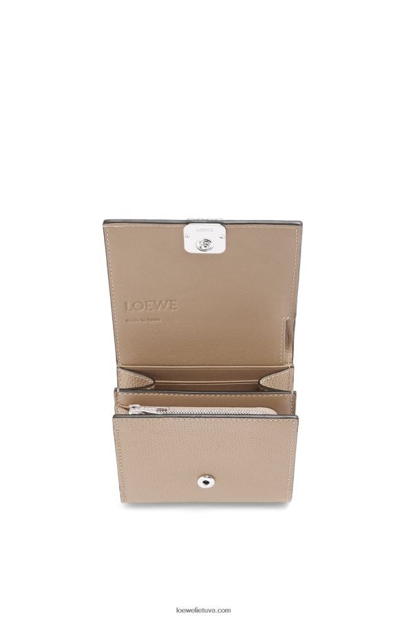 Loewe moterys anagram kompaktiška atvartu piniginė iš akmenukų grūdėtos veršienos smėlis BZ26XN1215