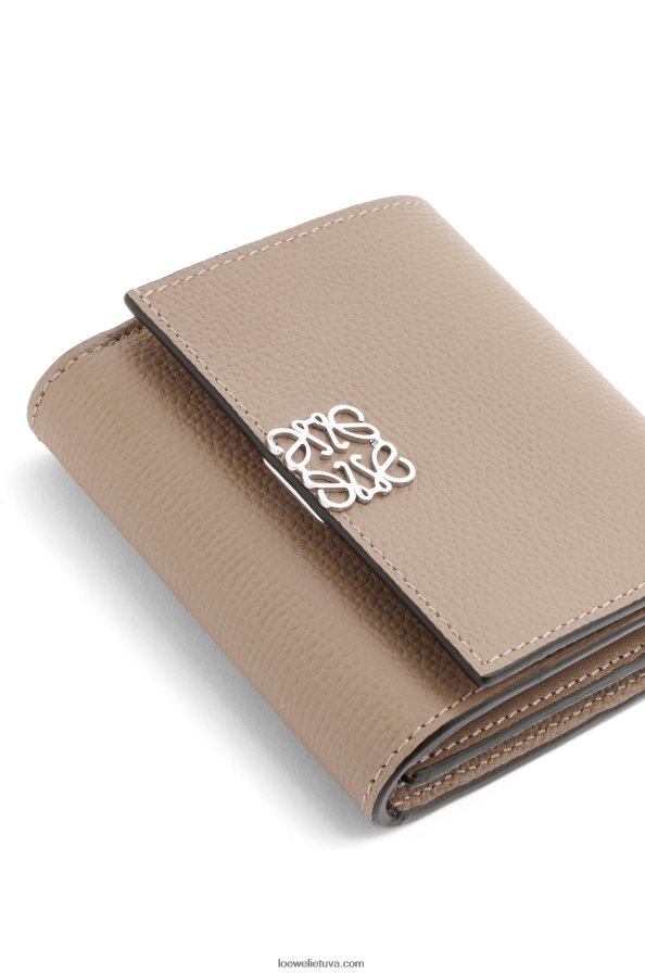 Loewe moterys anagram kompaktiška atvartu piniginė iš akmenukų grūdėtos veršienos smėlis BZ26XN1215