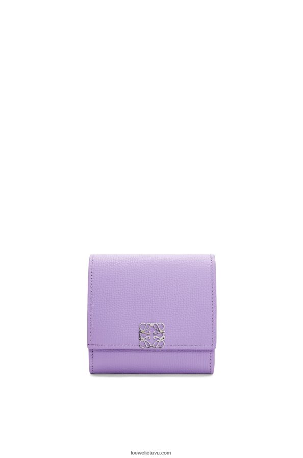 Loewe moterys anagram kompaktiška atvartu piniginė iš akmenukų grūdėtos veršienos šviesiai violetinė BZ26XN1236