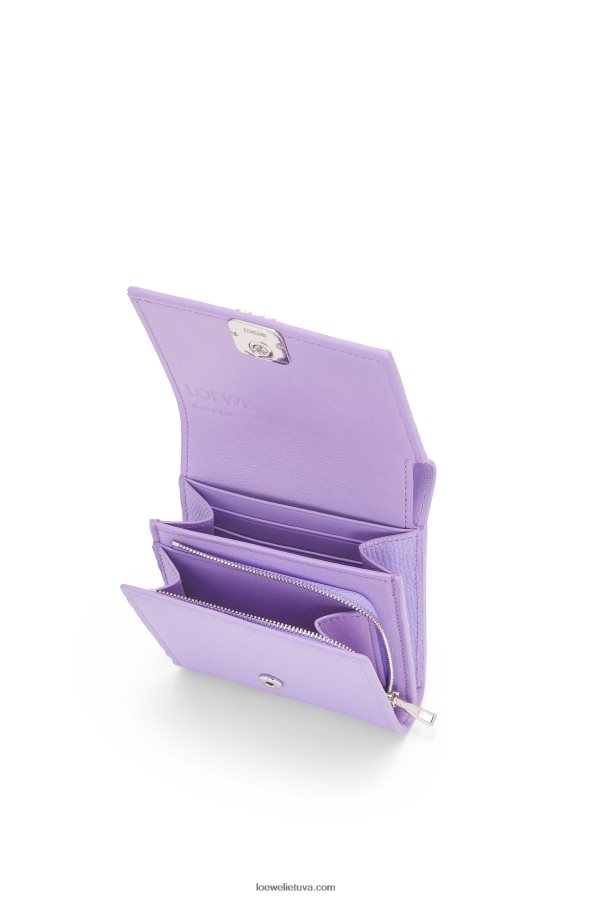 Loewe moterys anagram kompaktiška atvartu piniginė iš akmenukų grūdėtos veršienos šviesiai violetinė BZ26XN1236