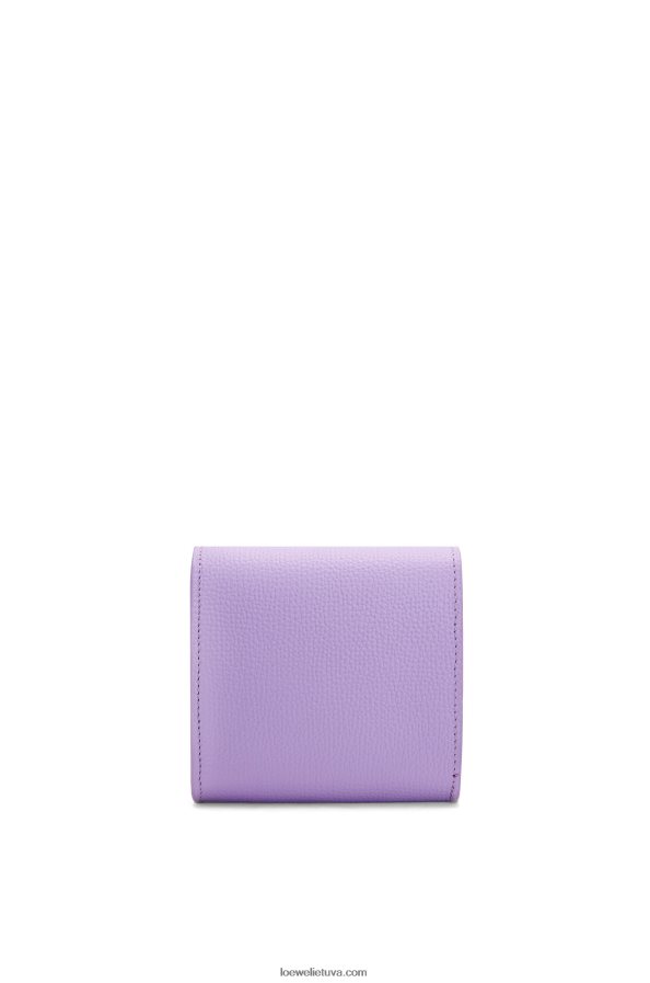 Loewe moterys anagram kompaktiška atvartu piniginė iš akmenukų grūdėtos veršienos šviesiai violetinė BZ26XN1236
