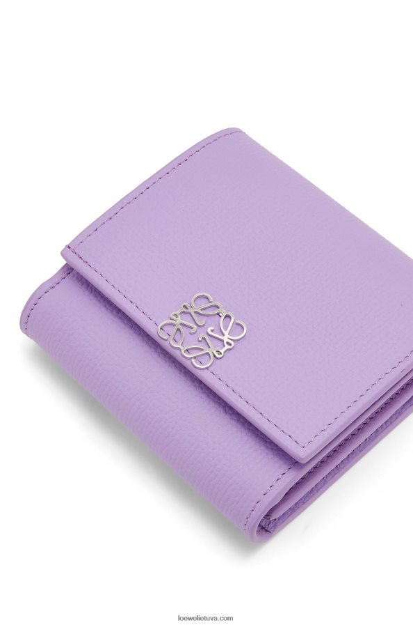 Loewe moterys anagram kompaktiška atvartu piniginė iš akmenukų grūdėtos veršienos šviesiai violetinė BZ26XN1236