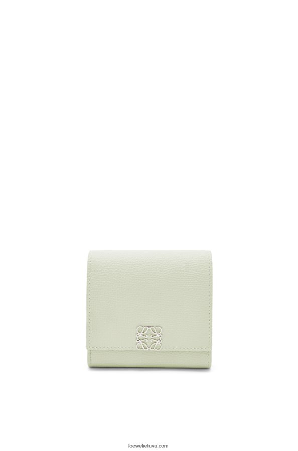 Loewe moterys anagram kompaktiška atvartu piniginė iš akmenukų grūdėtos veršienos šviesus celadonas BZ26XN1233