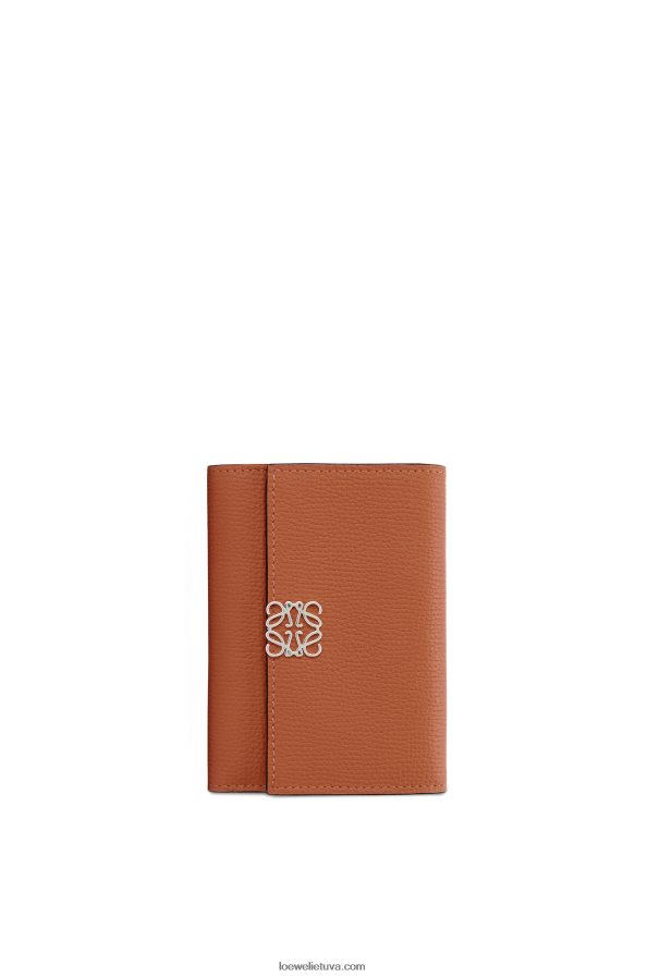 Loewe moterys anagrama maža vertikali piniginė iš akmenukų grūdėtos veršio odos įdegis BZ26XN1231