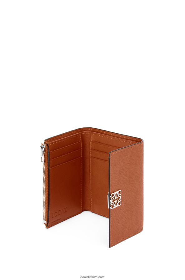 Loewe moterys anagrama maža vertikali piniginė iš akmenukų grūdėtos veršio odos įdegis BZ26XN1231