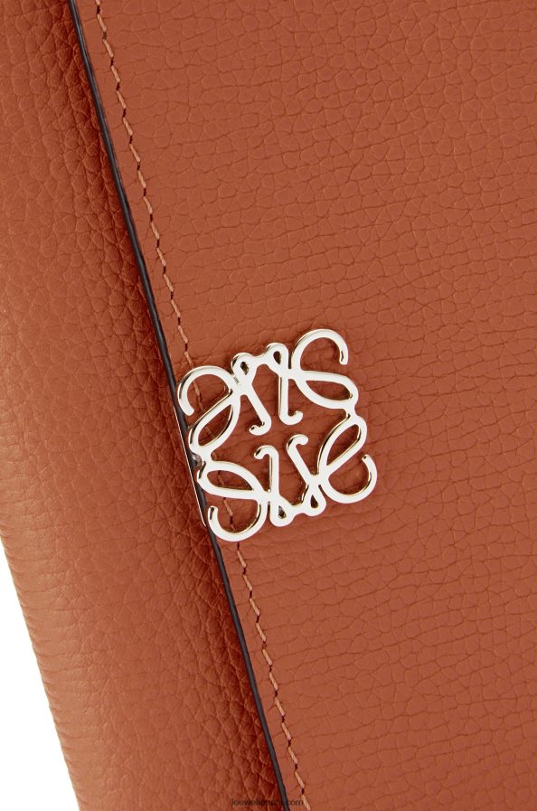 Loewe moterys anagrama maža vertikali piniginė iš akmenukų grūdėtos veršio odos įdegis BZ26XN1231