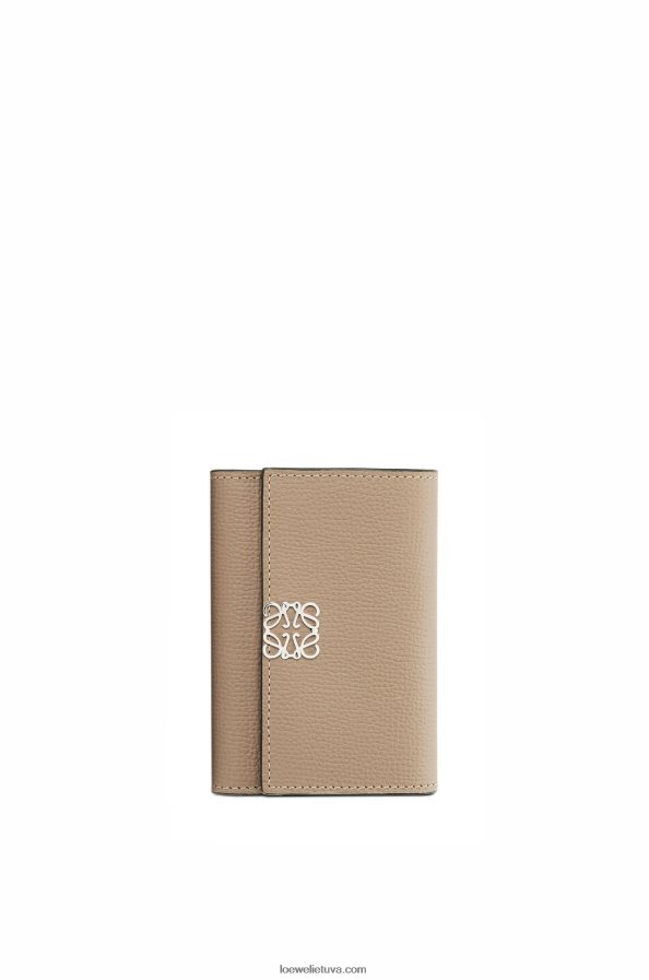 Loewe moterys anagrama maža vertikali piniginė iš akmenukų grūdėtos veršio odos smėlis BZ26XN1216