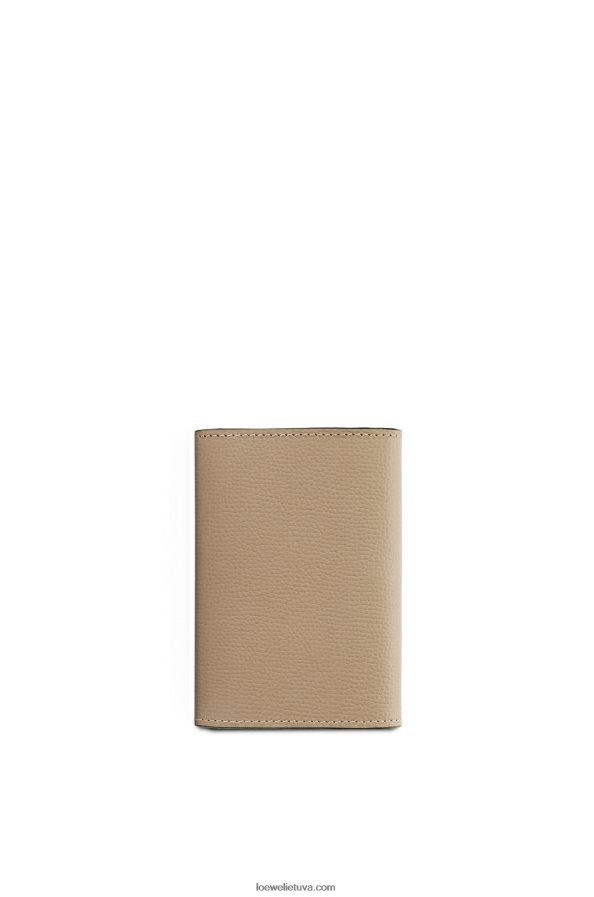 Loewe moterys anagrama maža vertikali piniginė iš akmenukų grūdėtos veršio odos smėlis BZ26XN1216