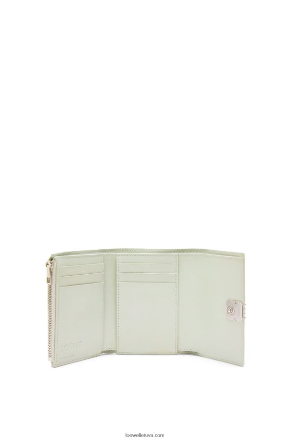 Loewe moterys anagrama maža vertikali piniginė iš akmenukų grūdėtos veršio odos šviesus celadonas BZ26XN1234