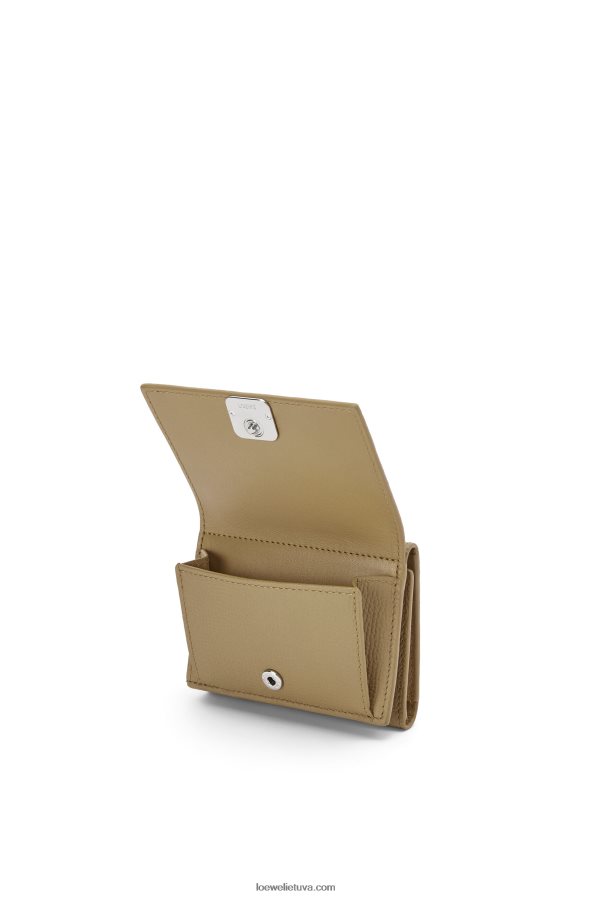 Loewe moterys anagramos trisluoksnė piniginė iš žvirgždo grūdėtos odos artišoko žalia BZ26XN1290