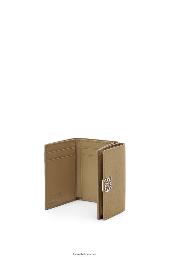 Loewe moterys anagramos trisluoksnė piniginė iš žvirgždo grūdėtos odos artišoko žalia BZ26XN1290