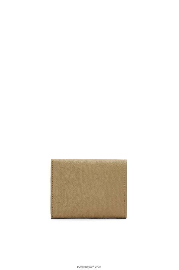 Loewe moterys anagramos trisluoksnė piniginė iš žvirgždo grūdėtos odos artišoko žalia BZ26XN1290
