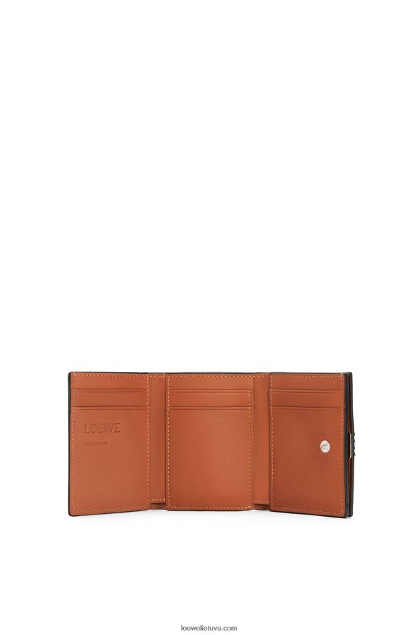 Loewe moterys anagramos trisluoksnė piniginė iš žvirgždo grūdėtos odos įdegis BZ26XN1230