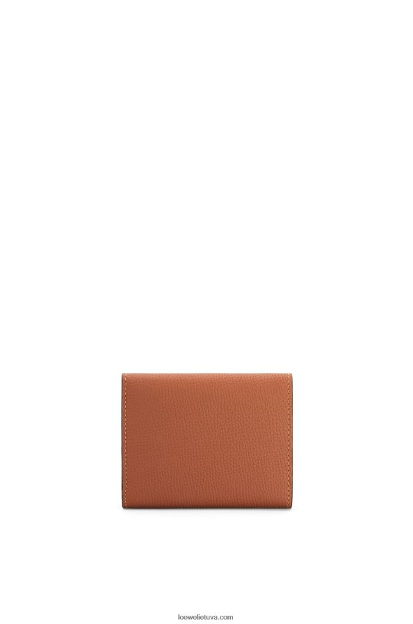 Loewe moterys anagramos trisluoksnė piniginė iš žvirgždo grūdėtos odos įdegis BZ26XN1230