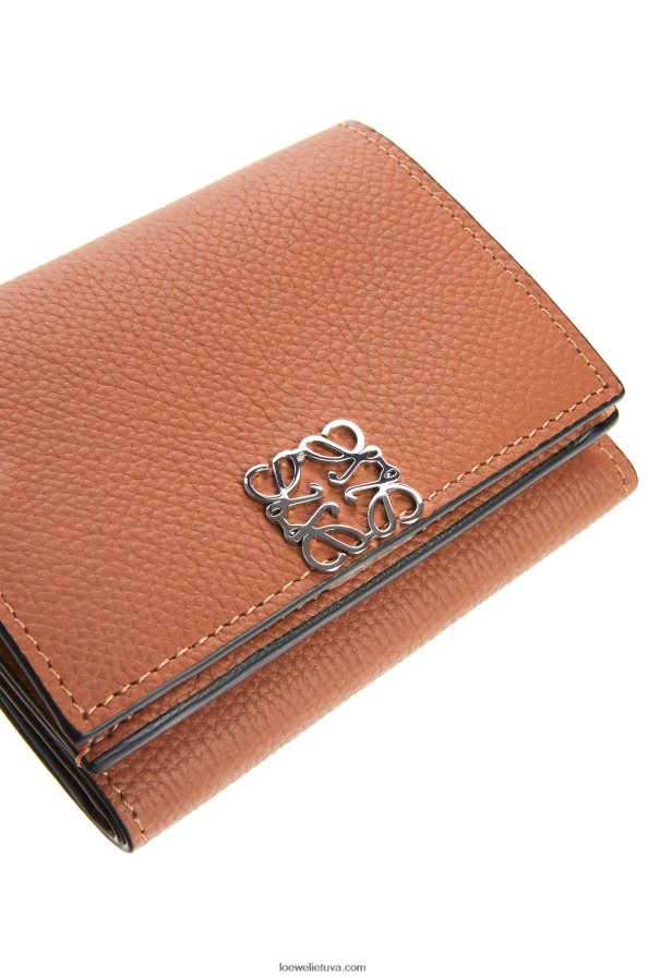 Loewe moterys anagramos trisluoksnė piniginė iš žvirgždo grūdėtos odos įdegis BZ26XN1230