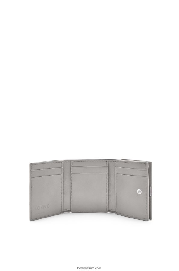 Loewe moterys anagramos trisluoksnė piniginė iš žvirgždo grūdėtos odos perlų pilka BZ26XN1206