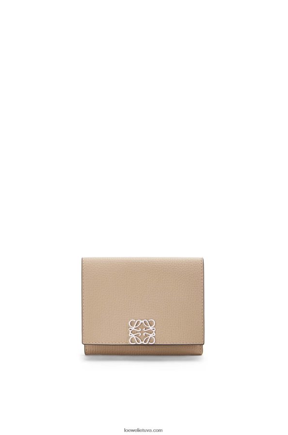 Loewe moterys anagramos trisluoksnė piniginė iš žvirgždo grūdėtos odos smėlis BZ26XN1214