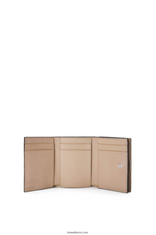 Loewe moterys anagramos trisluoksnė piniginė iš žvirgždo grūdėtos odos smėlis BZ26XN1214