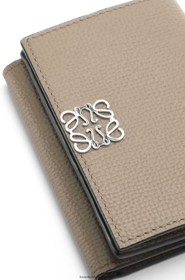 Loewe moterys anagramos trisluoksnė piniginė iš žvirgždo grūdėtos odos smėlis BZ26XN1214