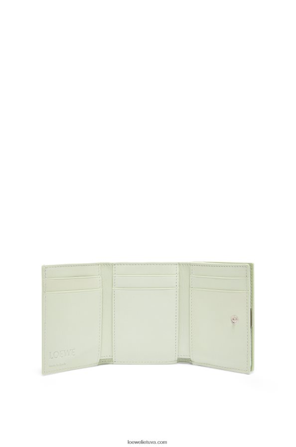 Loewe moterys anagramos trisluoksnė piniginė iš žvirgždo grūdėtos odos šviesus celadonas BZ26XN1232