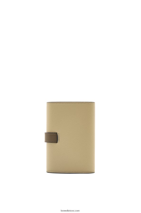 Loewe moterys maža vertikali piniginė iš minkštos grūdėtos veršienos šalavijų žalia / tamsiai chaki žalia BZ26XN1210
