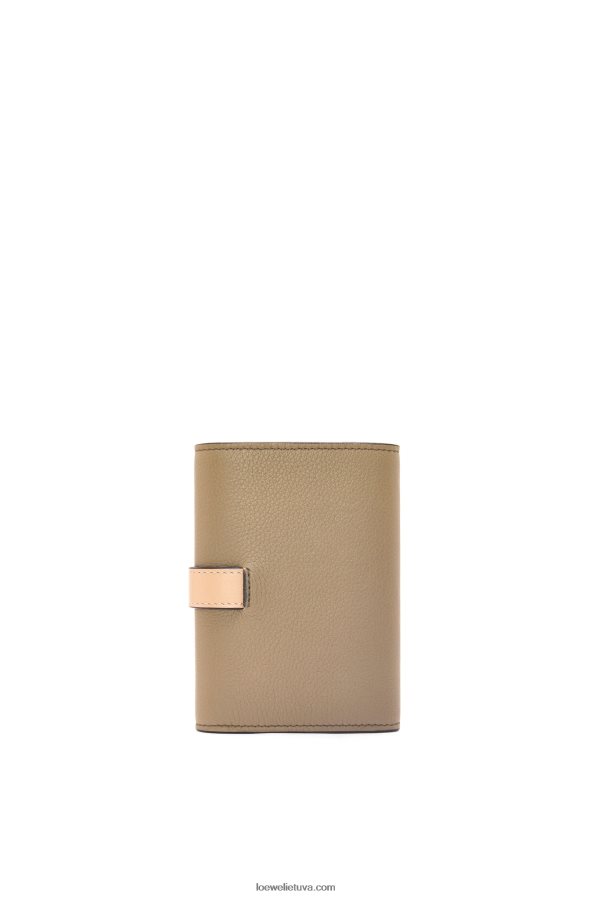 Loewe moterys maža vertikali piniginė iš minkštos grūdėtos veršienos artišokų žalia/dulkėta smėlio spalvos BZ26XN1287
