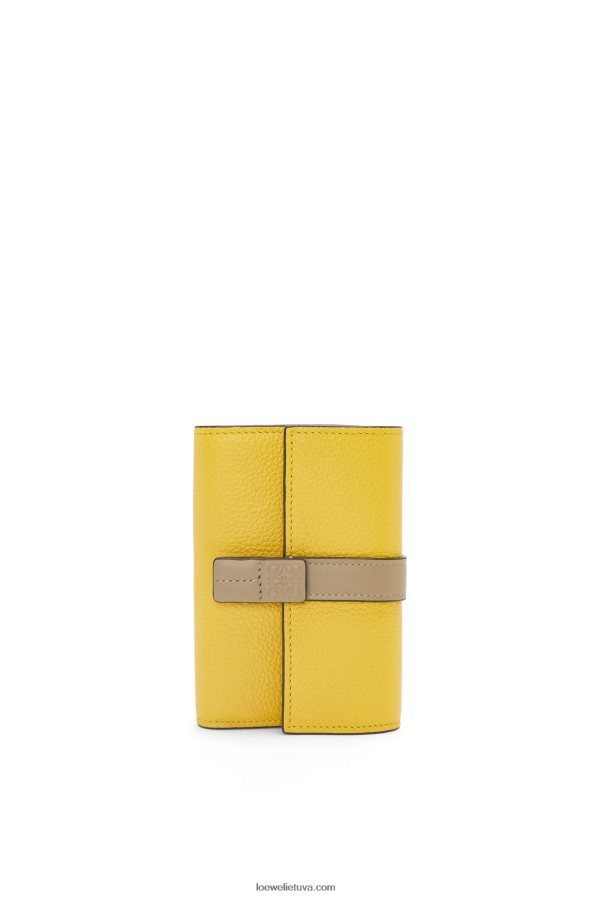 Loewe moterys maža vertikali piniginė iš minkštos grūdėtos veršienos geltona/molio žalia BZ26XN1282