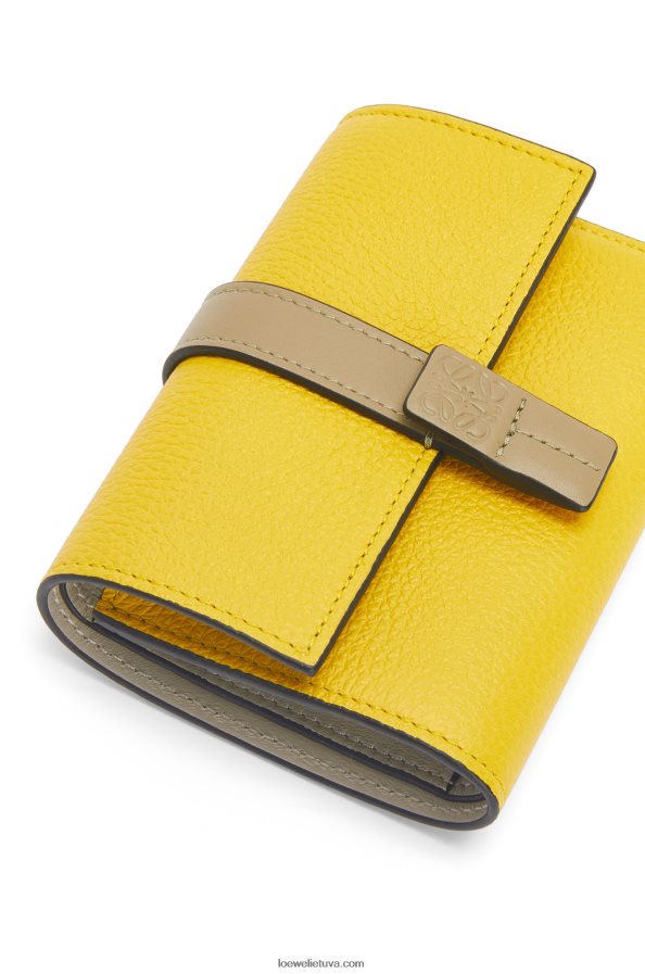 Loewe moterys maža vertikali piniginė iš minkštos grūdėtos veršienos geltona/molio žalia BZ26XN1282