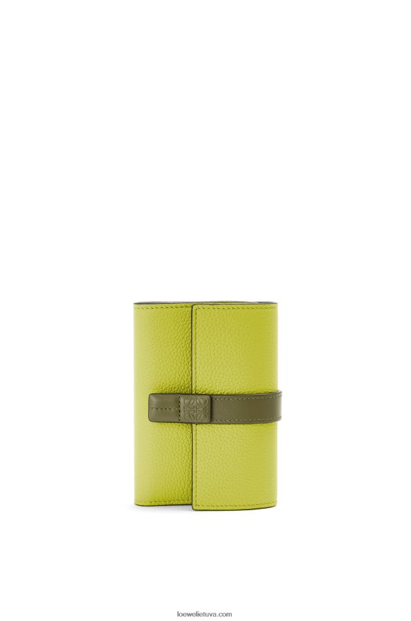 Loewe moterys maža vertikali piniginė iš minkštos grūdėtos veršienos laimo geltona/avokado žalia BZ26XN1310