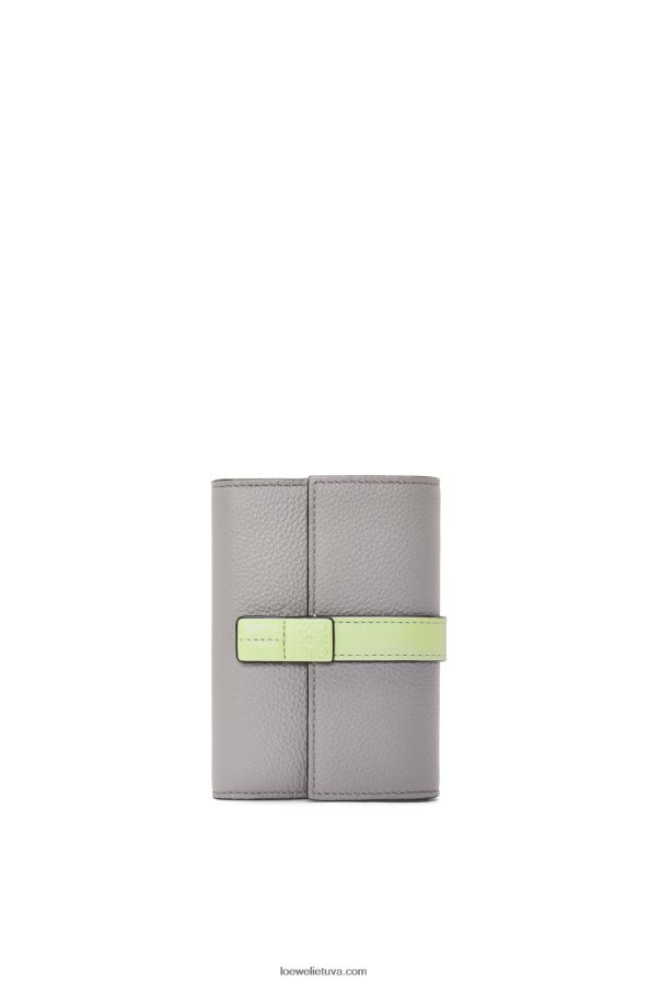 Loewe moterys maža vertikali piniginė iš minkštos grūdėtos veršienos perlų pilka/šviesiai šviesiai žalia BZ26XN1252