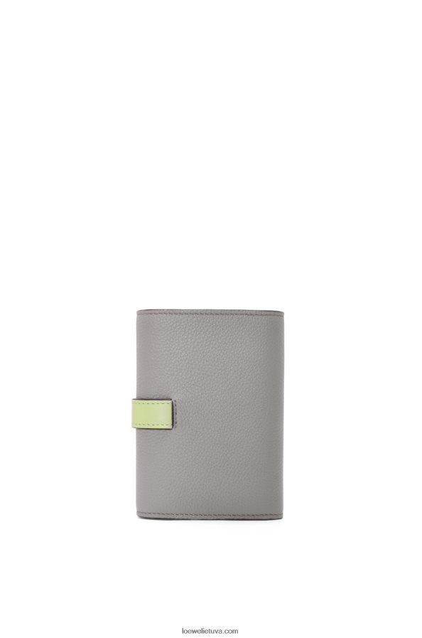 Loewe moterys maža vertikali piniginė iš minkštos grūdėtos veršienos perlų pilka/šviesiai šviesiai žalia BZ26XN1252