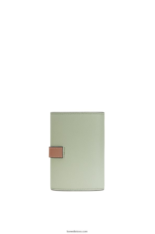 Loewe moterys maža vertikali piniginė iš minkštos grūdėtos veršienos rozmarinas / įdegis BZ26XN1225