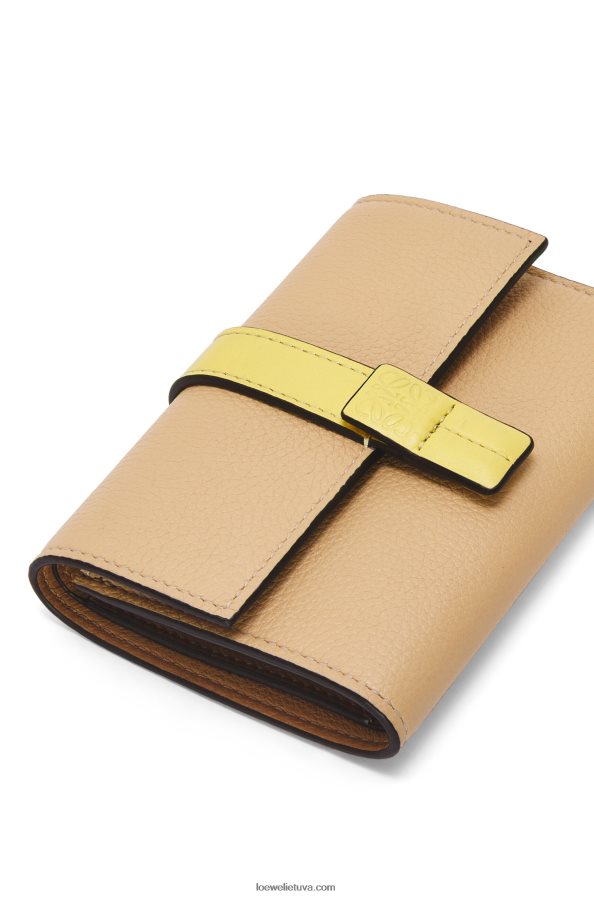 Loewe moterys maža vertikali piniginė iš minkštos grūdėtos veršienos sviestas/blyški citrina BZ26XN1286