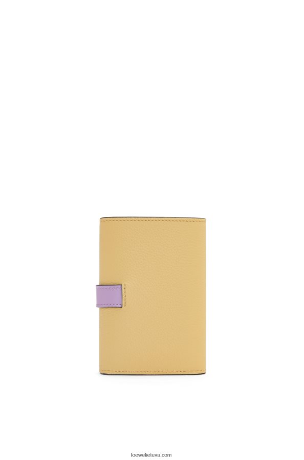 Loewe moterys maža vertikali piniginė iš minkštos grūdėtos veršienos tamsus sviestas / rausvas BZ26XN1267
